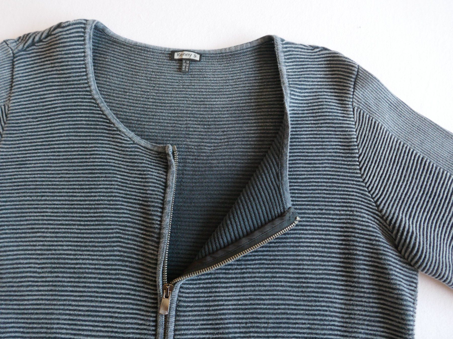 Giacche: Kenny S.   Damenstrickjacke mit Zipper  -  grau – Usato da Volketswil venduto da Cobra22 4