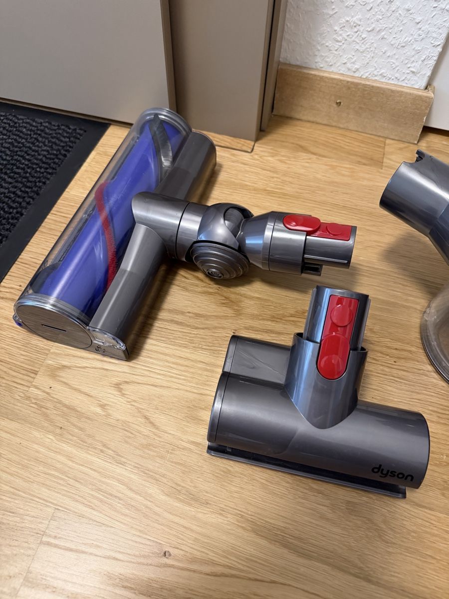 Dyson Staubsauger & Zubehör: Dyson V10 et Dyson V8  – Gebraucht aus Meyrin von SA_3006 5