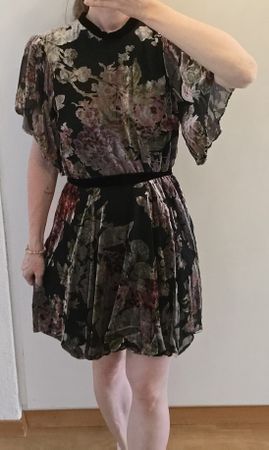 Kleid Zara mit außergewöhnlichem Rücken Grösse XS/34