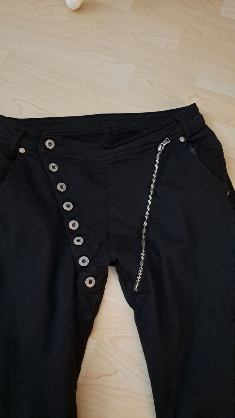 Pantaloni: Coole Schwarze Hose Gr. M – Usato da Winterthur venduto da Dream_of 1