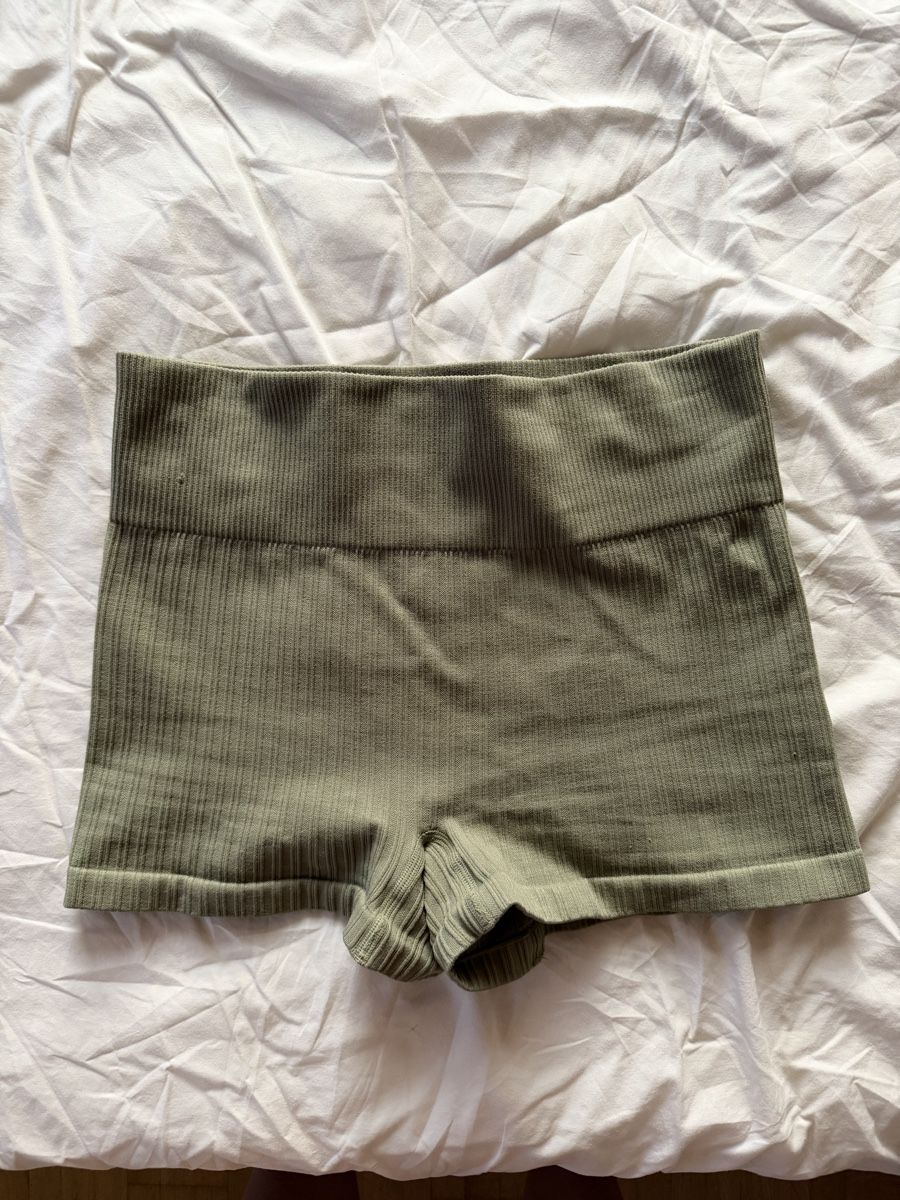 Pantaloni: Shorts green Size M – Usato da Zürich venduto da BettinaMarie2308