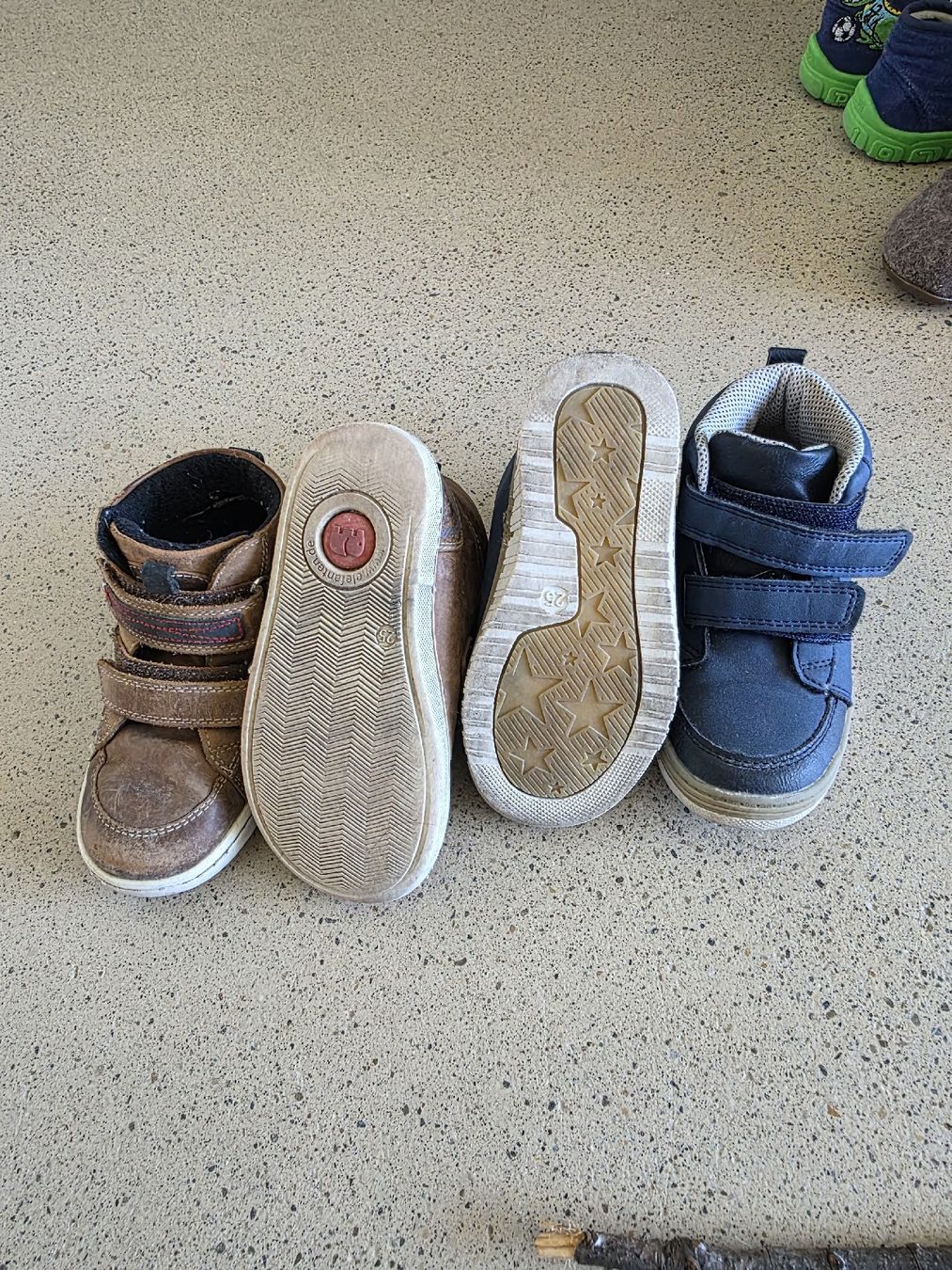 Scarpe per ragazzi: 2 Paar Turnschuhe Grösse 25 – Usato da Zürich venduto da Allek 1