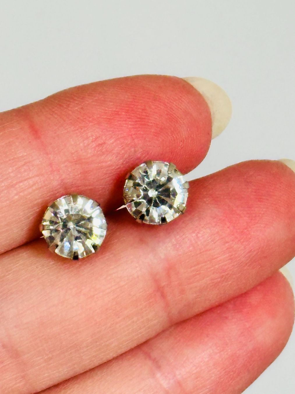 Ohrringe & -stecker: 8 mm Luxury Crystal Zircon Earrings Elegant – Neu und originalverpackt aus Genève von AGBERG