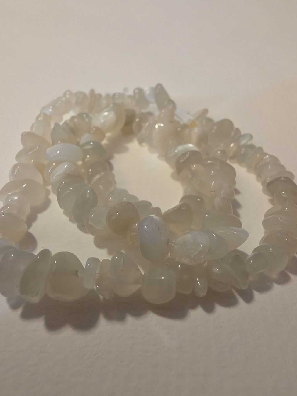 Mineralien & Heilsteine: Mondstein Splitter ca. 5-11mm. Strang – Neu und originalverpackt aus Menziken von Mirager 2