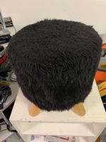 Schwarzer, flauschiger Hocker / Fussschemel mit Holzfüsse