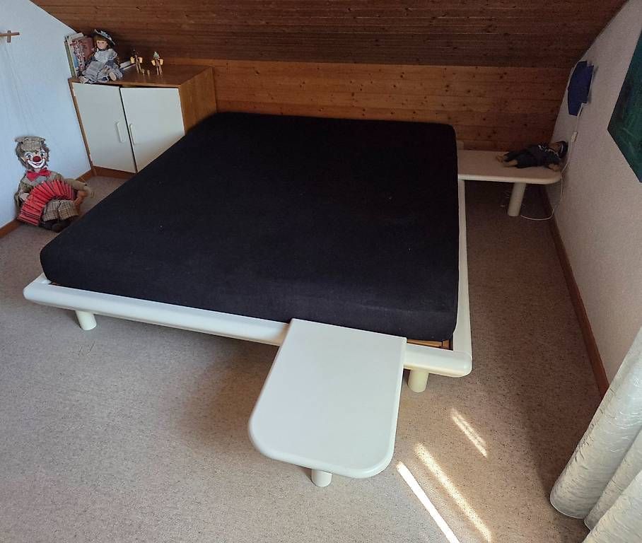 Betten: Bett mit 2x Ablage – Gebraucht aus Jegenstorf von cla_d57p