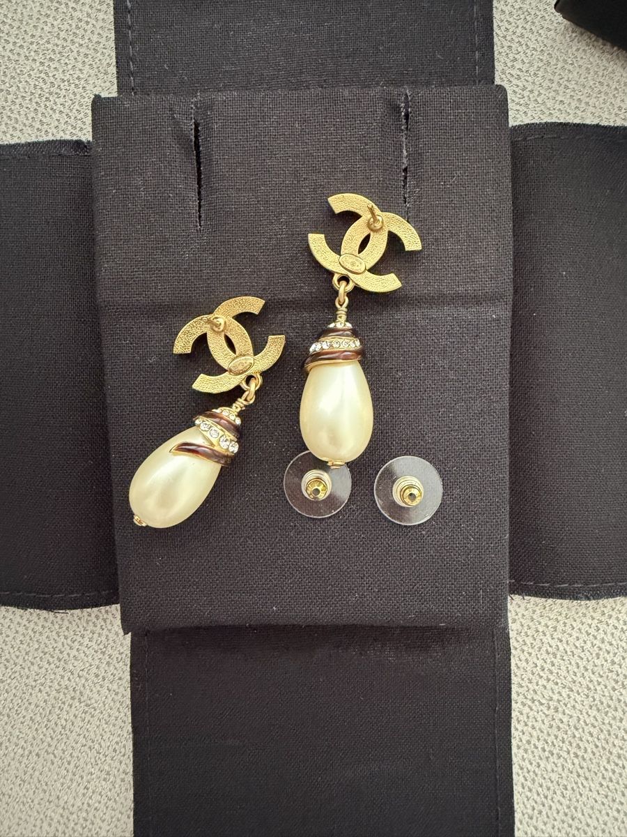 Chanel Orecchini pendenti & Orecchini a lobo: Chanel CC Drop Earrings mit Perlen – Nuovo (secondo la descrizione) da luzern venduto da 1Merita 2