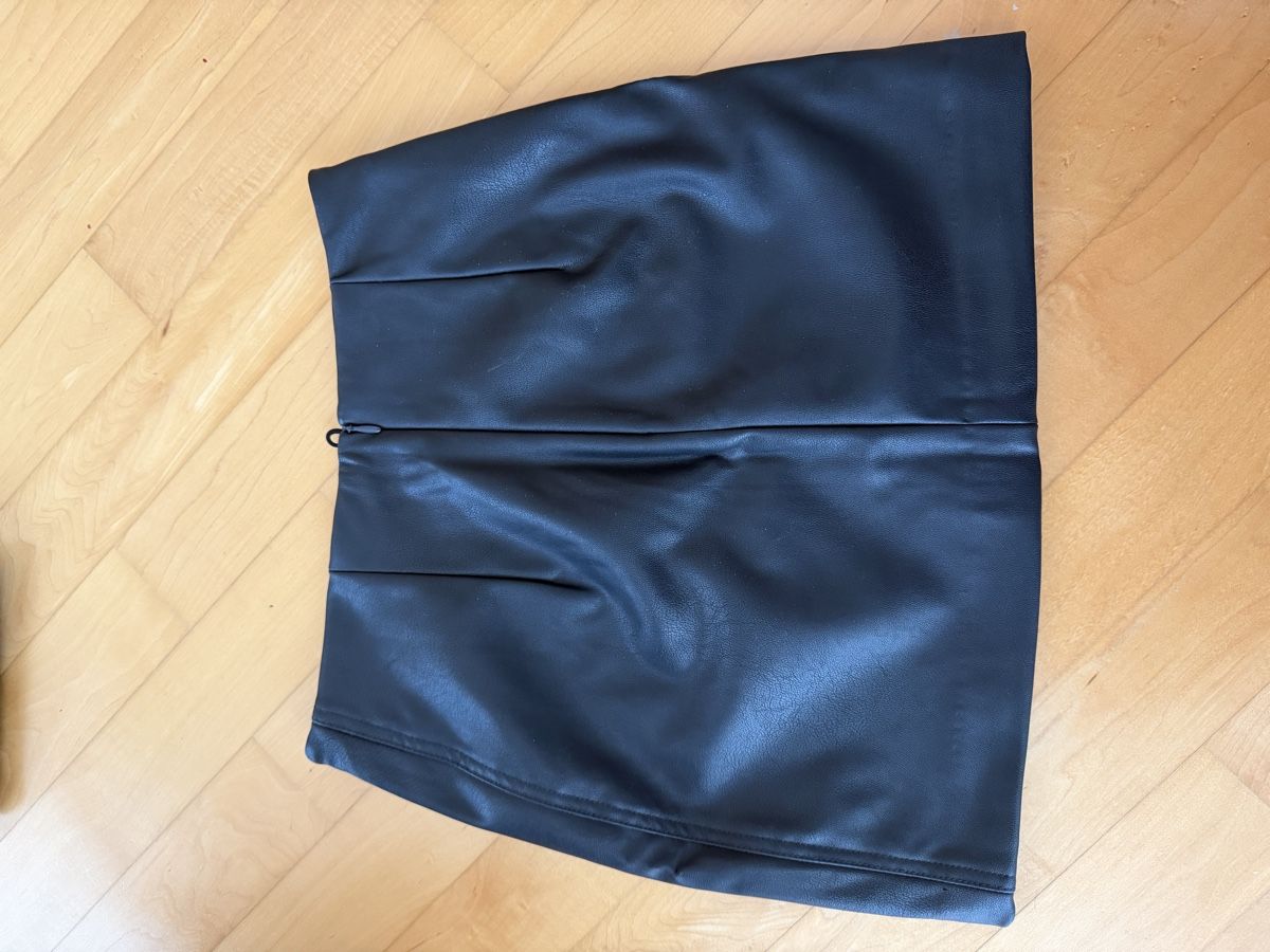 H&M Jupes: Schwarzer Lederrock – Neuf (Voir description) à Wil SG par fam_r6xv 1