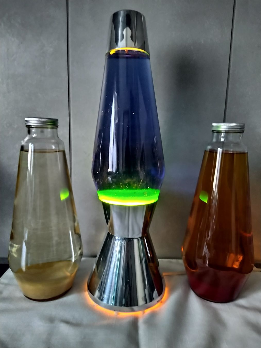 Mathmos Lampade: Mathmos Astro Lavalampe Silber glänzend mit 3 Flaschen – Usato da Beringen venduto da Arven86 1