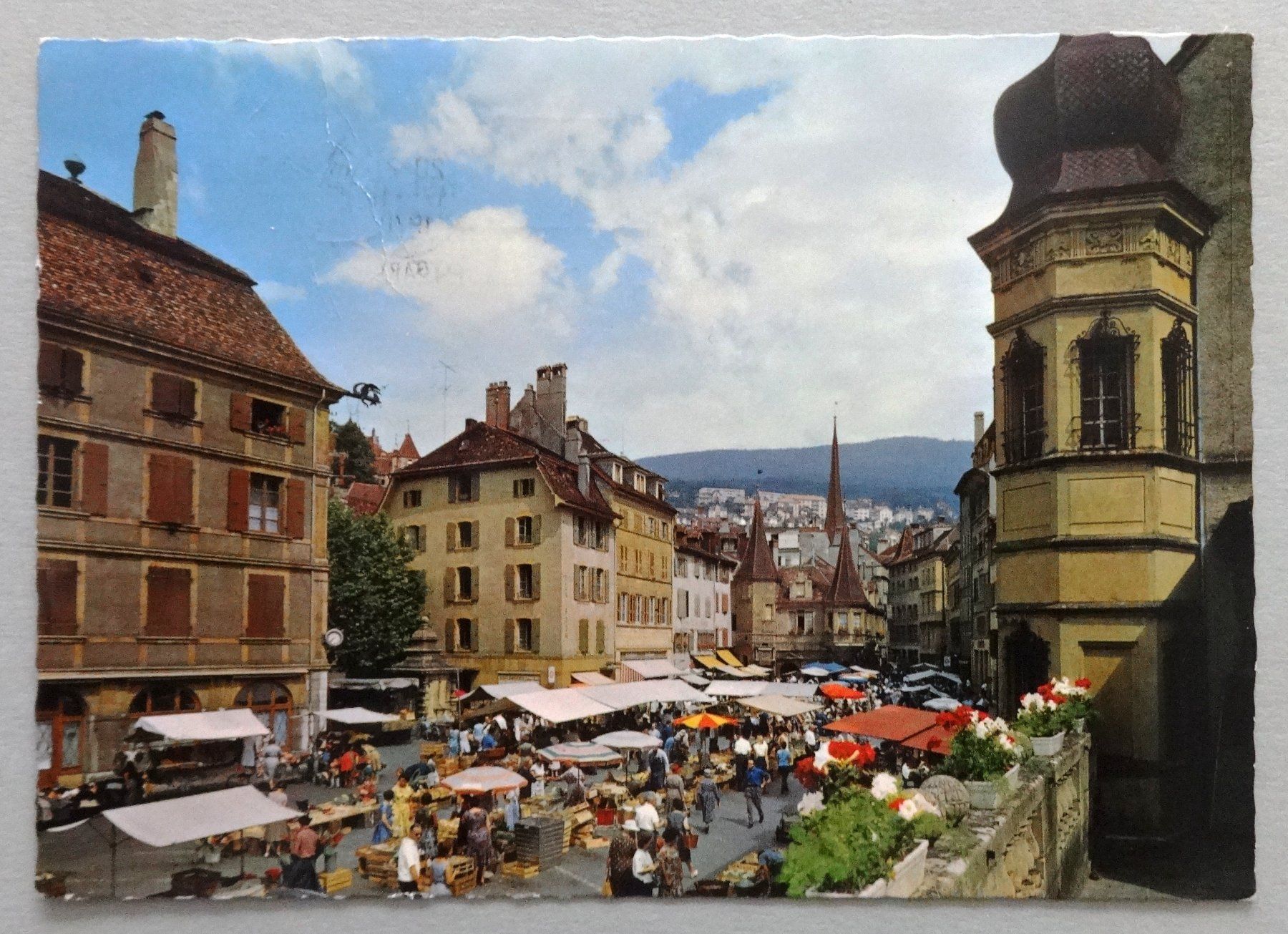 Cartoline postali: Neuchâtel - La Place des Halles – Difettoso da Fétigny venduto da Billy2miny