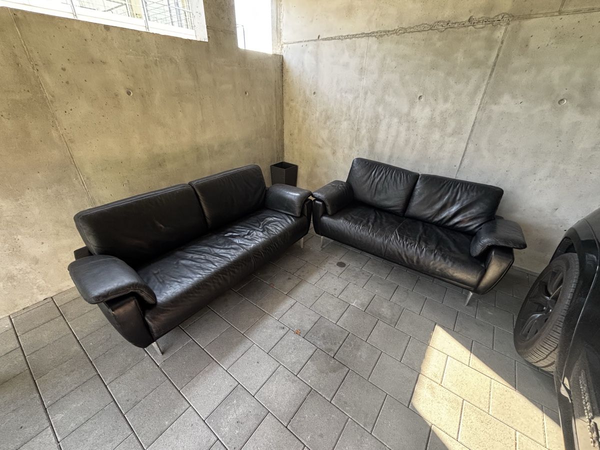Sofas: Ledersofa 2-Sitzer schwarz – D'occasion à Lohn-Ammannsegg par Lancer98