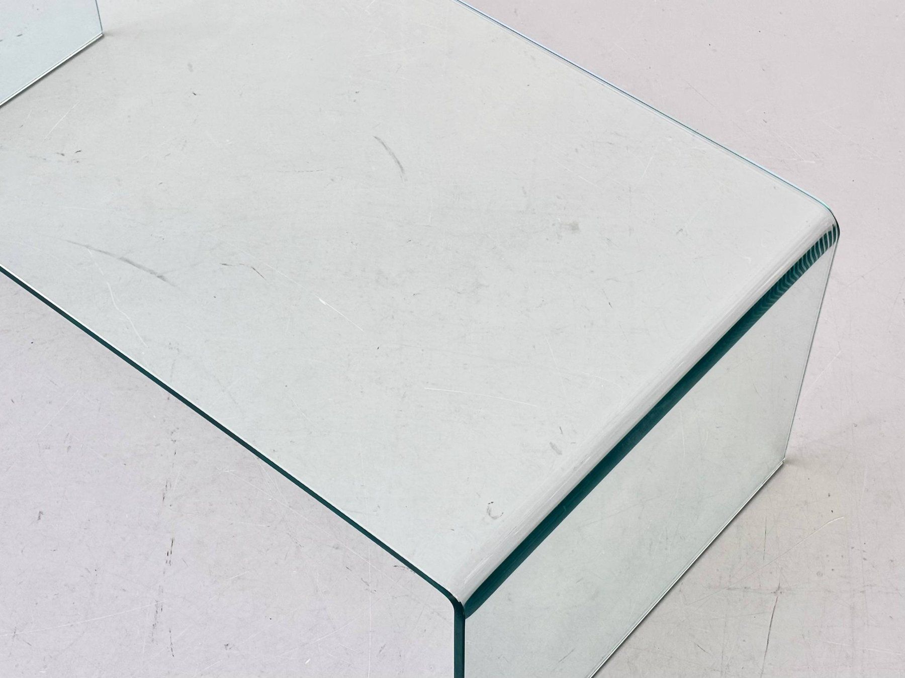 Tische: Minimalistischer Couchtisch aus gebogenem Glas – Gebraucht aus Zürich von LeMoege 6