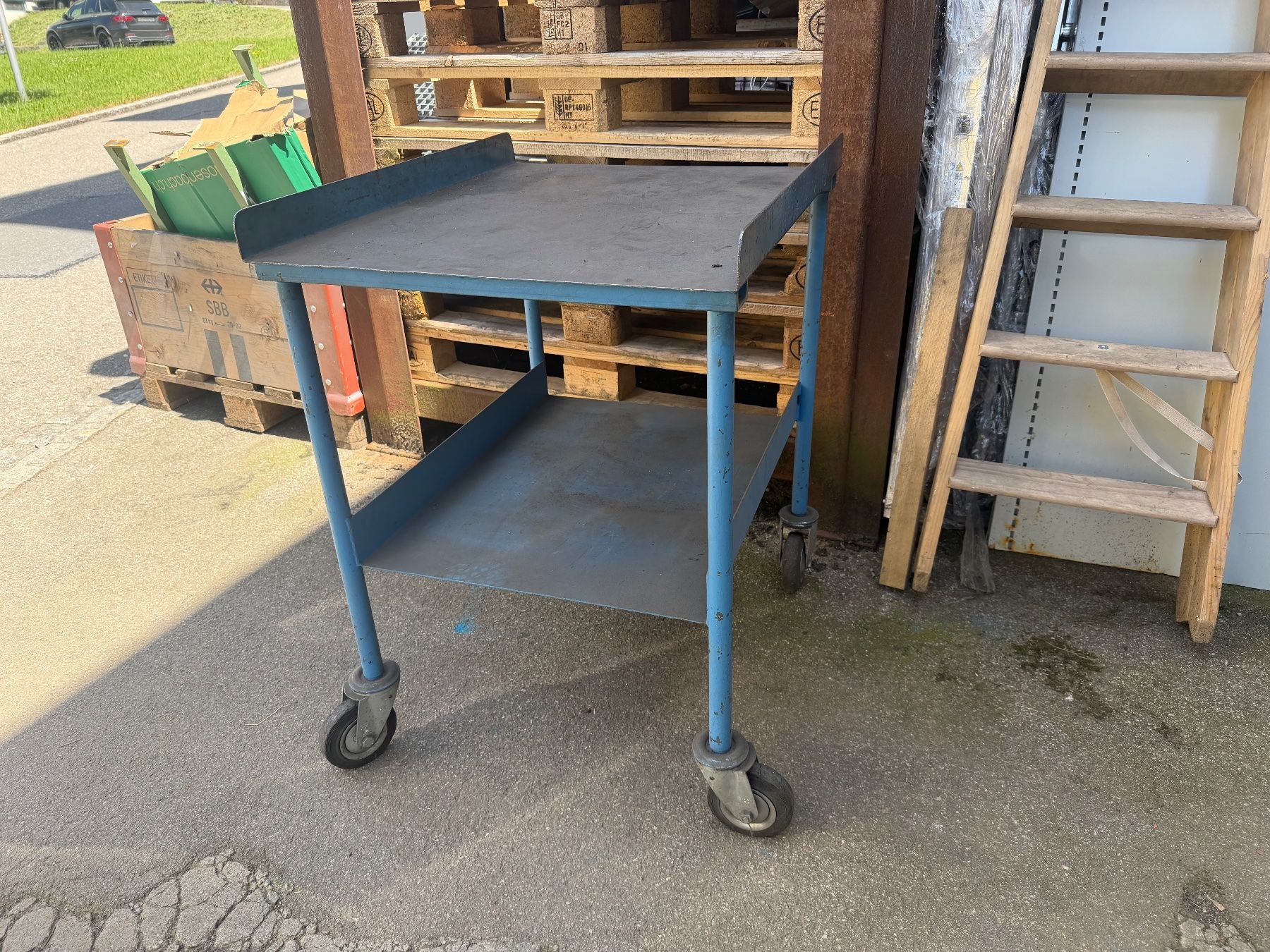 Carrelli di trasporto: Plattformwagen mit 2 Etagen, 61x75x86cm – Usato da Necker venduto da liq24