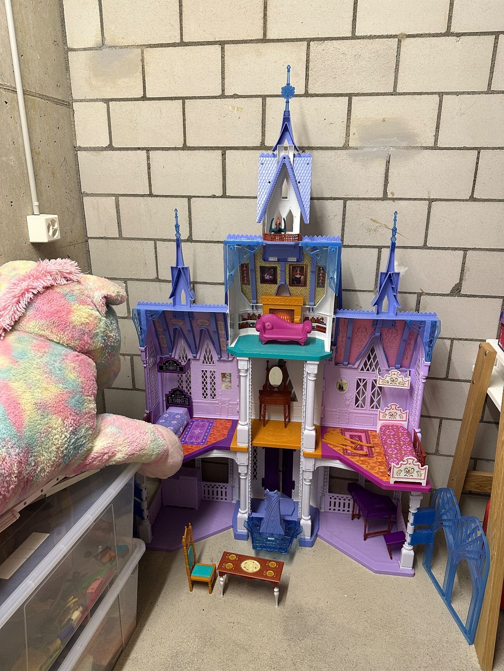 Barbie Case e mobili per bambole: Frozen Schloss Eiskönigin Puppenhaus – Usato da Winterthur venduto da afo_ck9q