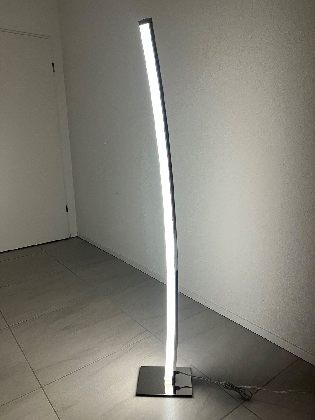 Lampes: Stehlampe LED gebogen chrom moderner Stil – D'occasion à Uetendorf par steimar 1