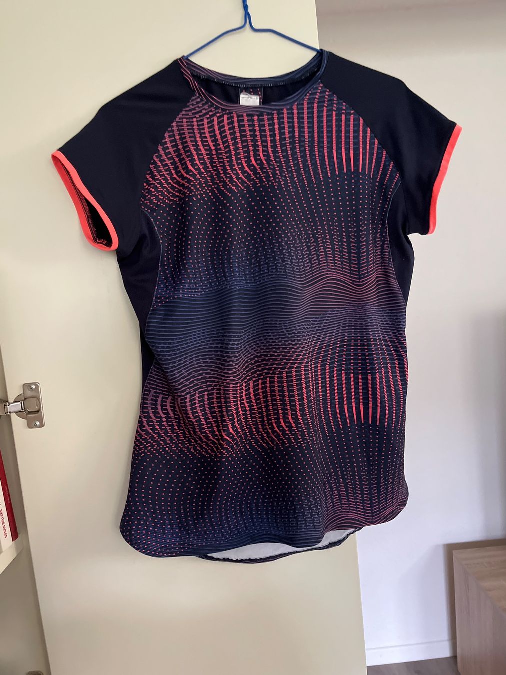 Blusen, T-Shirts & Tops: Décathlon: T-shirt Gr. 14/15J. – Gebraucht aus Baden von frb_2cjk 3