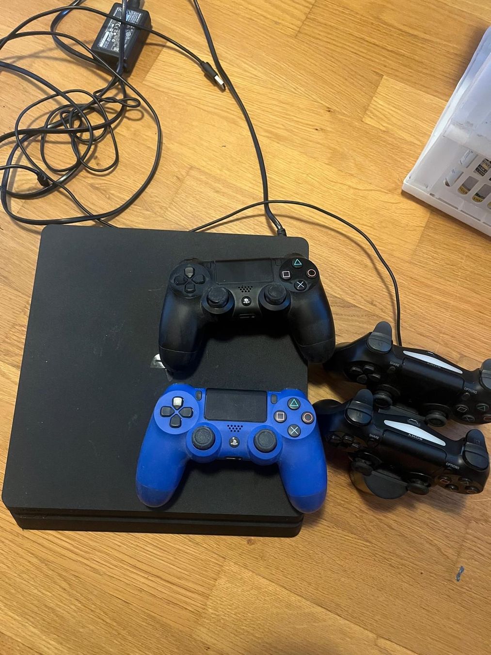 Sony Consoles: playstation 4 ink 4 controller – D'occasion à Speicher par Vincii123