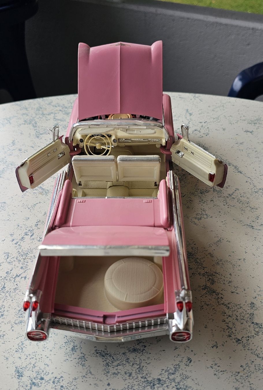 Cadillac Modellini d'auto: Cadillac Modell 1/18 Majsto rosa – Usato da Wädenswil venduto da task42 1