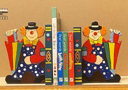 Buchstützen "Clown" aus Holz für Kinderbücher