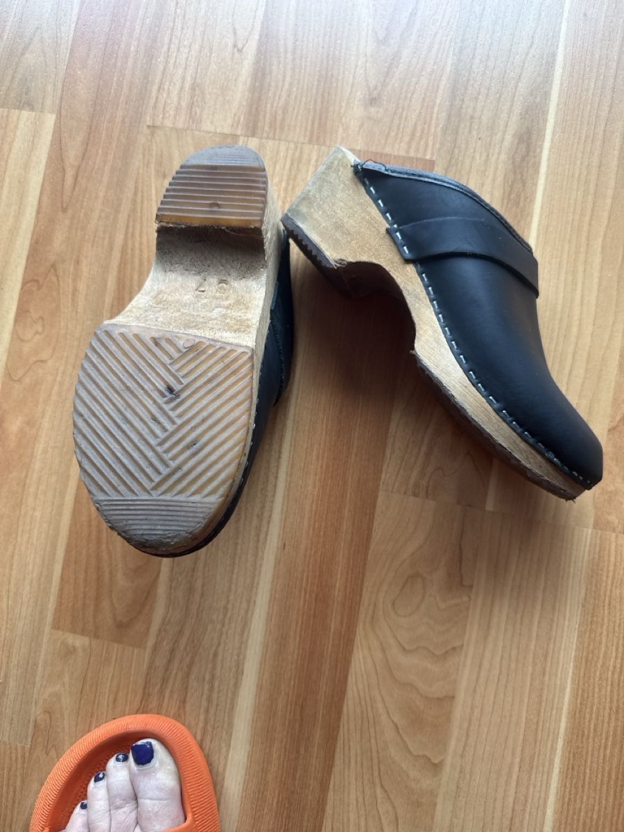 Scarpe da donna: Schwarze Holzclogs – Usato da Sarmenstorf venduto da ver_2r7r 1