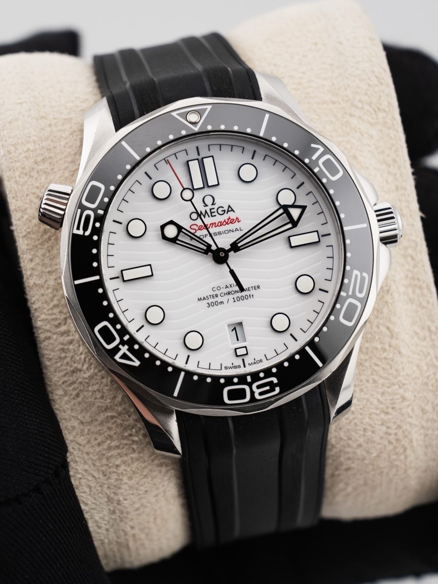 Omega Uhren: Omega Seamaster Diver 300M weiss – Gebraucht aus Zürich von Timely_Deals