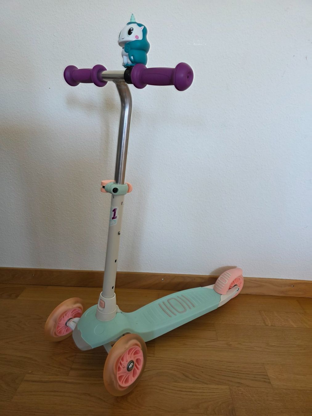 Decathlon Veicoli per bambini: Oxelo B1 500 Kinder-Trotti mit Leuchtrollen – Usato da Zürich venduto da flo_xm7y 1