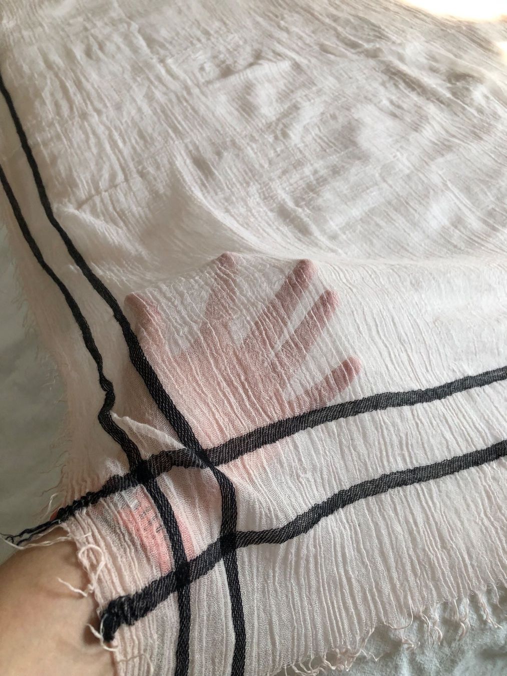 Foulard & Sciarpe: KIOMI Echarpe rose clair et noir avec franges – Usato da St-Aubin FR venduto da Tiweety 6