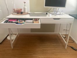 Schreibtisch weiss 132x58cm mit 2 Schubladen gut erhalten