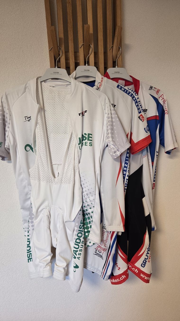 Lotti di vestiti: Equipement de vélo lot 3  – Usato da Le Pâquier-Montbarry venduto da Gruyere77