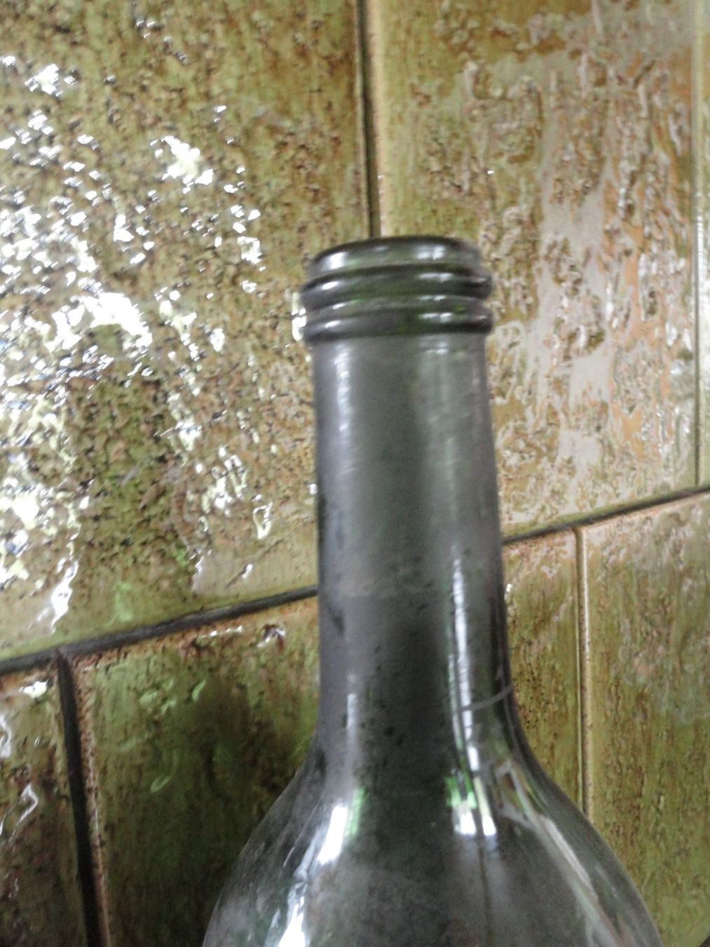 Flaschen: Alte Weinflasche mit Gravur 1964, leer – Gebraucht aus Ins von Baj 1