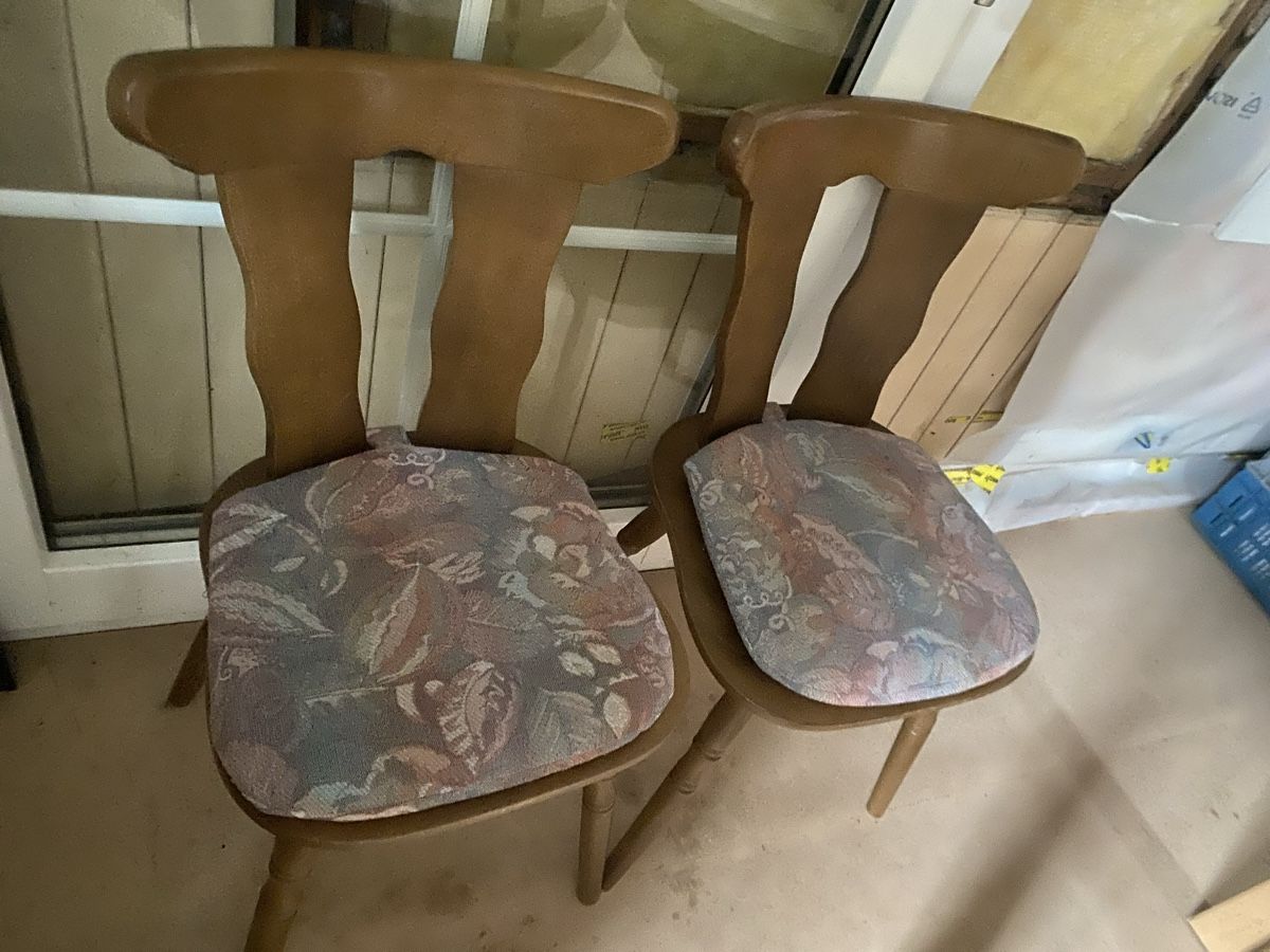 Set di tavolo e panche: Tisch 140/220x84x74, 2Stühle – Usato da Seewen SZ venduto da shaky01 6