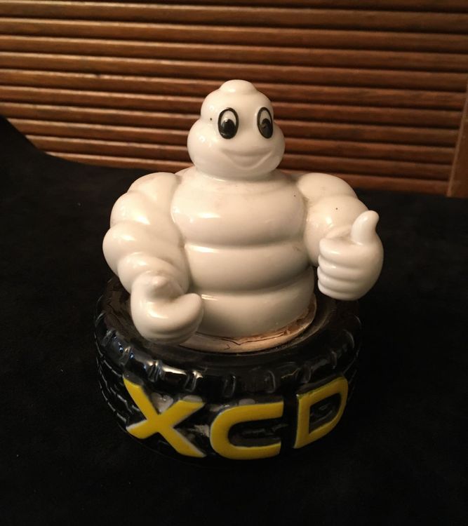 Le Logo Bibendum Michelin Signe Sur Le Camion De Magasin De Pneus De Van Delivery Image