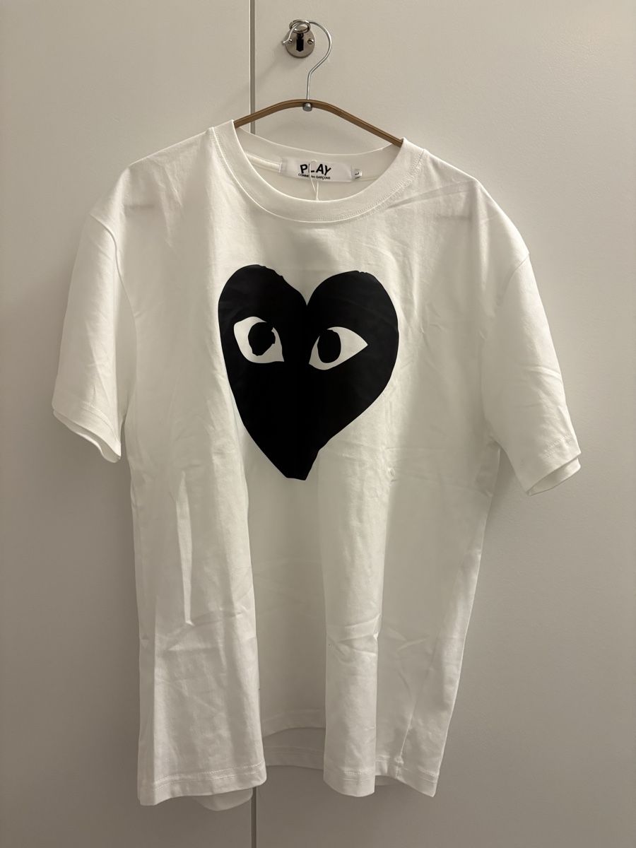 Comme Des Garcons T-shirt: Comme des Garçons T-Shirt – Nuovo e nell'imballaggio originale da Aarau venduto da FL10001