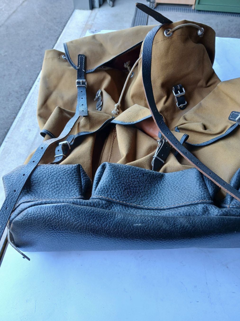 Rucksäcke: Rucksack Segeltuch Leder gebraucht. – Gebraucht aus Langenthal von Egro50 1