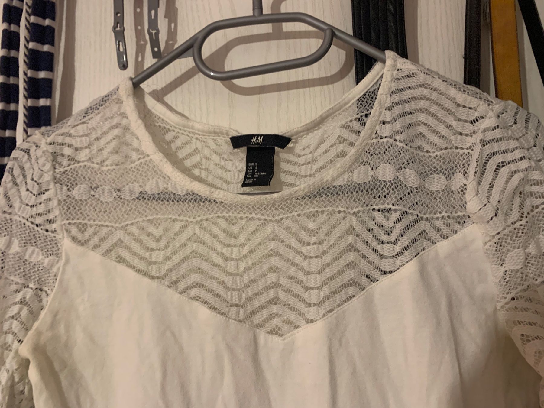 H&M Tops: Weisses Top mit Dekolte&Ärmel Details – Gebraucht aus Triengen von nes_l8cj 2