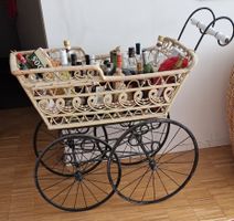 Antiker Kinderwagen als Barwagen benützt