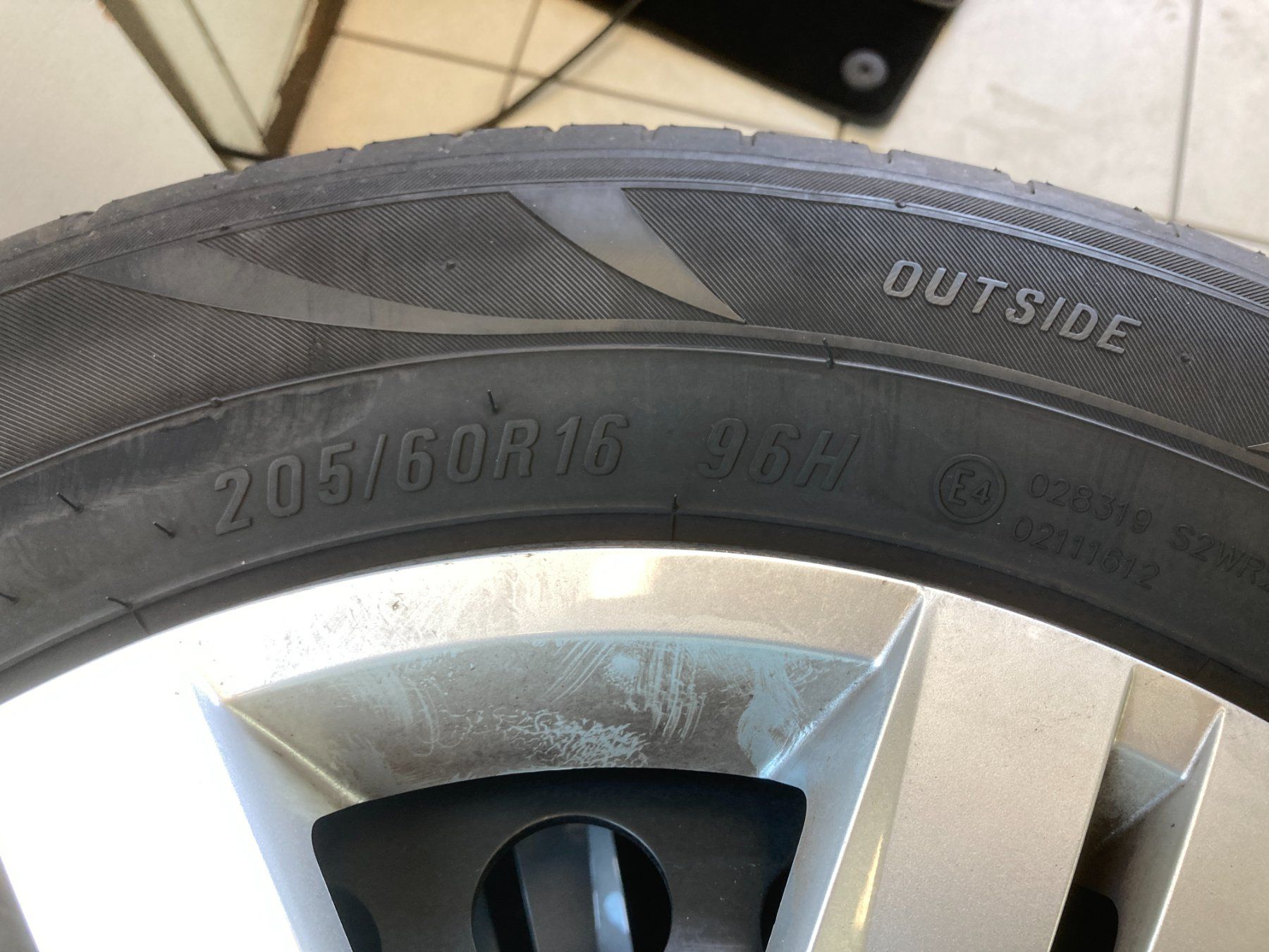 Volkswagen Pneumatici & Ruote complete: VW Caddy Sommerräder 205/60R16 – Usato da Cham venduto da WB2223 5