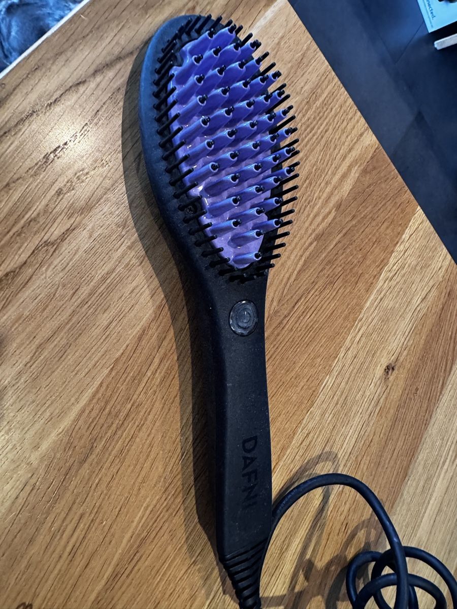 Autres soins des cheveux: Brosse chauffante Dafne – D'occasion à Neyruz FR par cla_7dcj