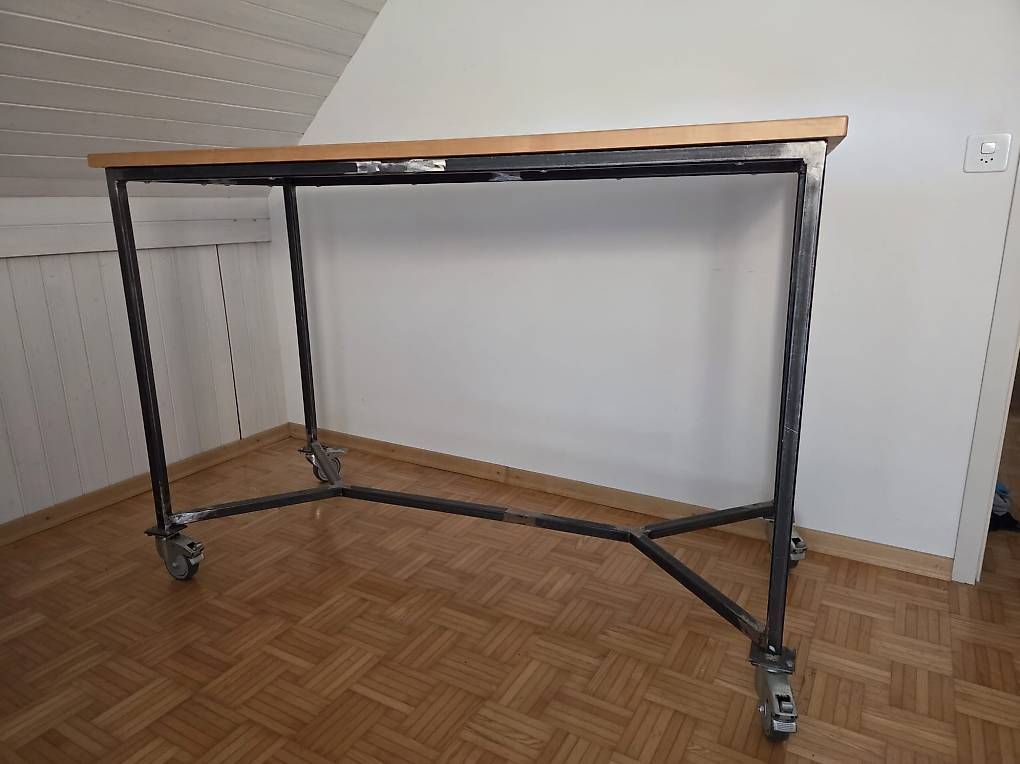 Scrivanie: Mobiler Arbeitstisch auf Rollen, industrial Style  – Usato da Bern venduto da nuriajael 1