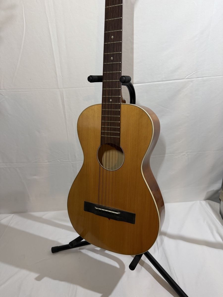 Strumenti musicali: Gitarre inkl. Ständer   – Usato da Oberwil BL venduto da Hariva