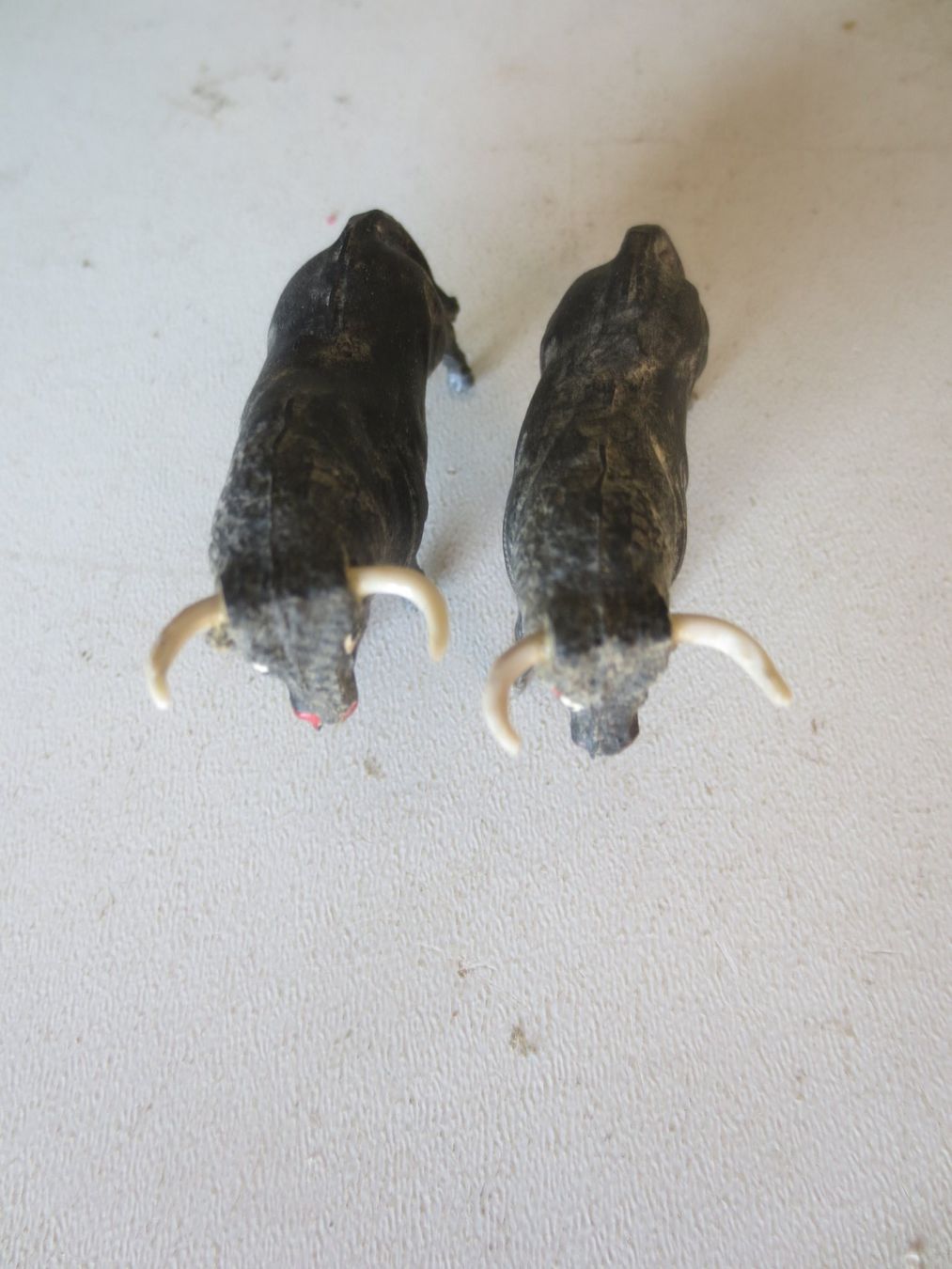 Figuren: 2 kleine Kampf Stier Figuren 5 cm – Gebraucht aus Weier im Emmental von waefler03 3