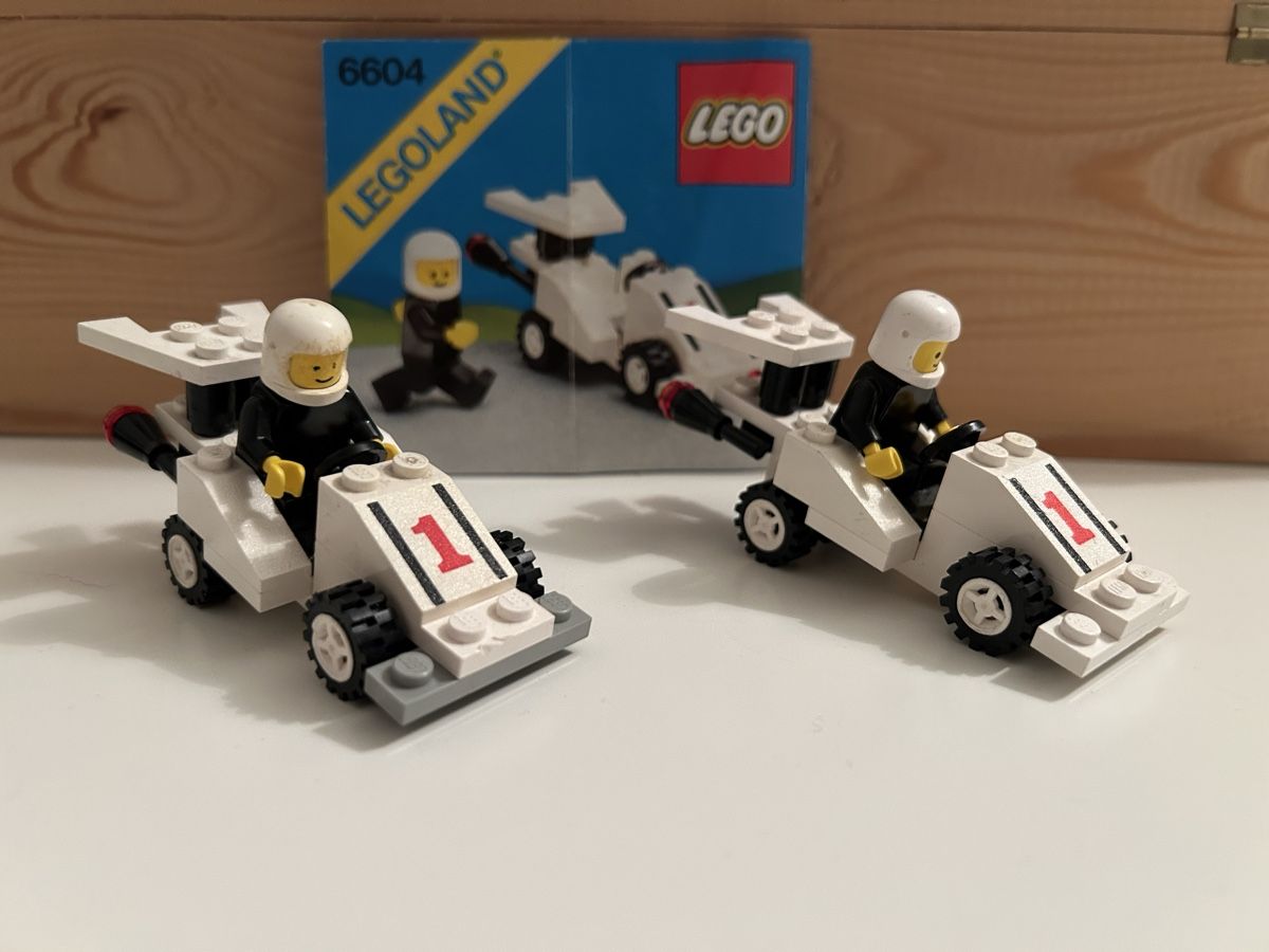 Lego Spielzeuge: Zwei LEGO 6604 Formula 1 mit einer Anleitung – Gebraucht aus Kriens von lay01