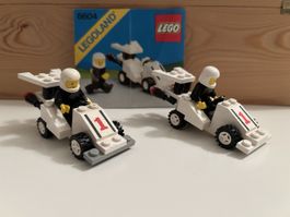 Zwei LEGO 6604 Formula 1 mit einer Anleitung