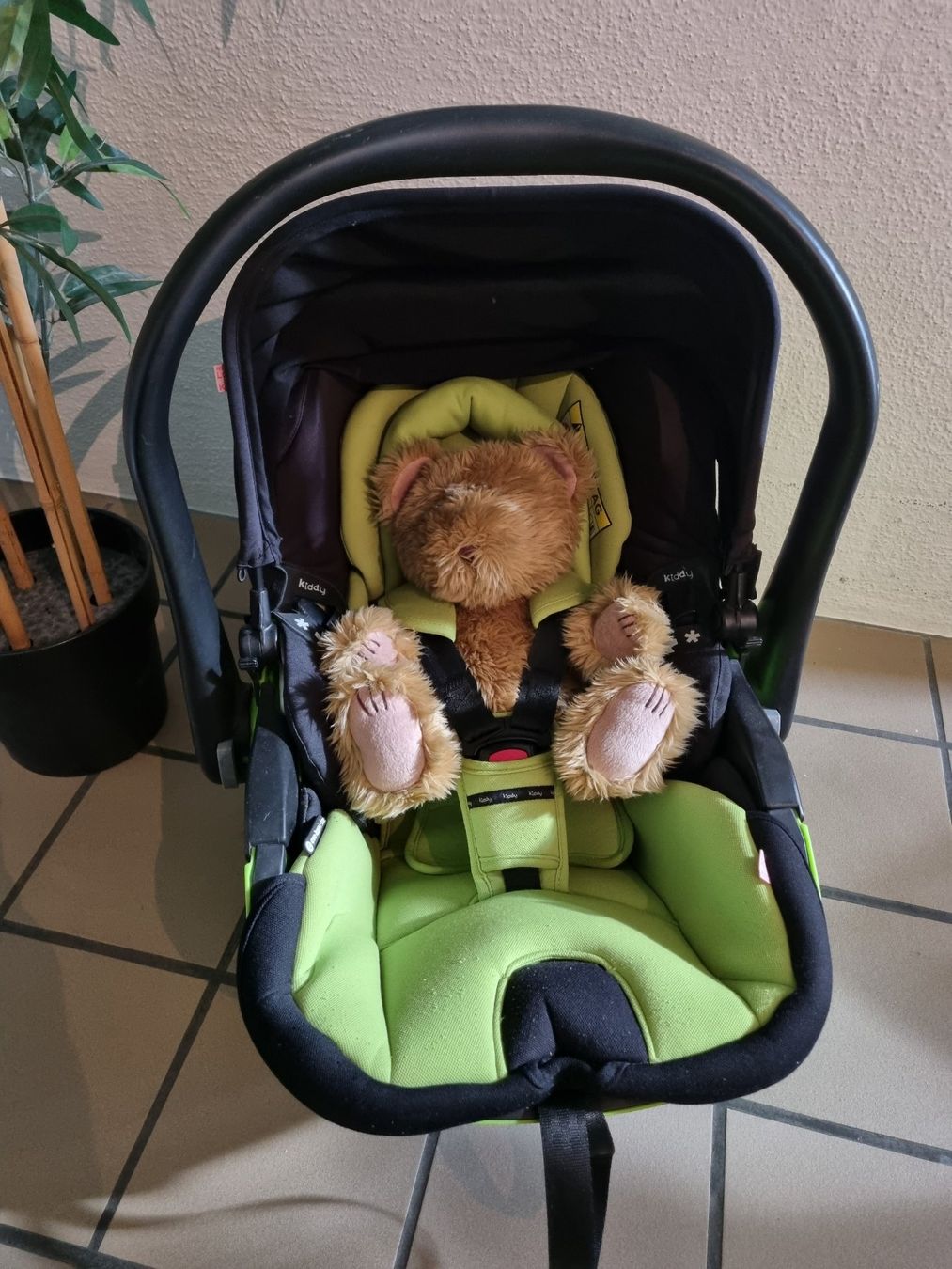 Kiddy Seggiolini per auto: Auto-Babyschale KIDDY grün mit Station – Usato da Bassersdorf venduto da Lilly2209 1