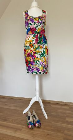 Elegantes Couture Seidenkleid & passende Designer Schuhe