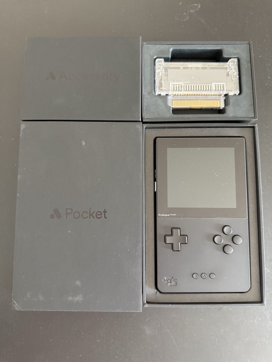 Analogue Console: Analogue Pocket Black + Gamegear Adapter – Nuovo (secondo la descrizione) da Coldrerio venduto da Crivelli