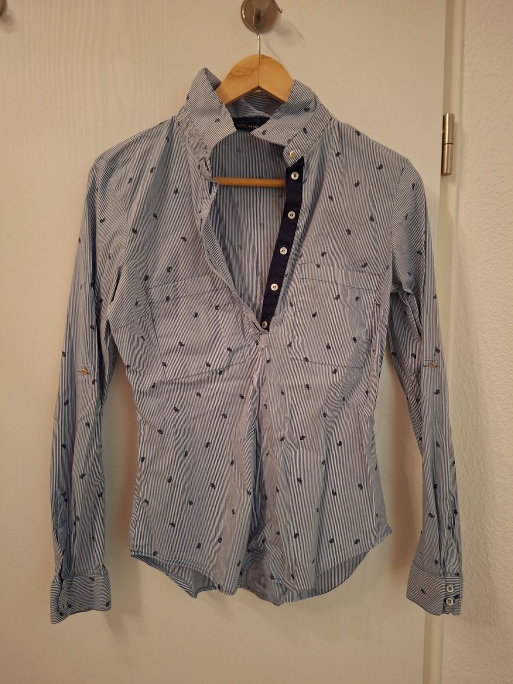 Zara Chemisiers: Damen Bluse Zara Basic blau gestreift Grösse M – D'occasion à Niederweningen par gra_7npt