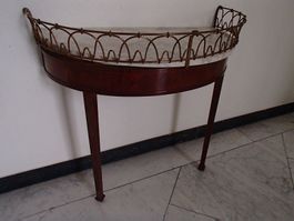 elegante Wandkonzole mit grauer Marmorplatte Messingrand