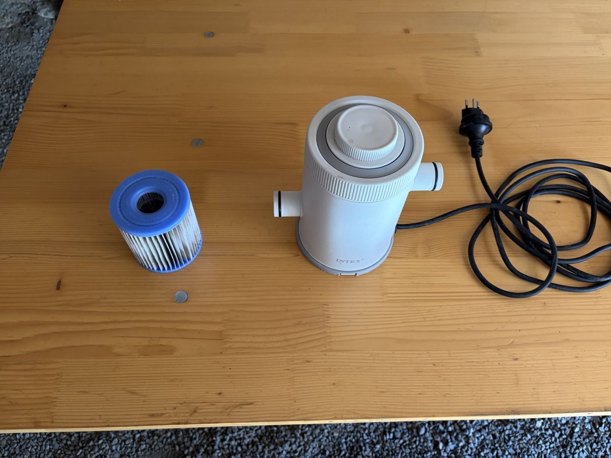 Intex Chauffage: Filterpumpe INTEX C330 mit Filterkartusche gebraucht – D'occasion à Hendschiken par mst_1979 2