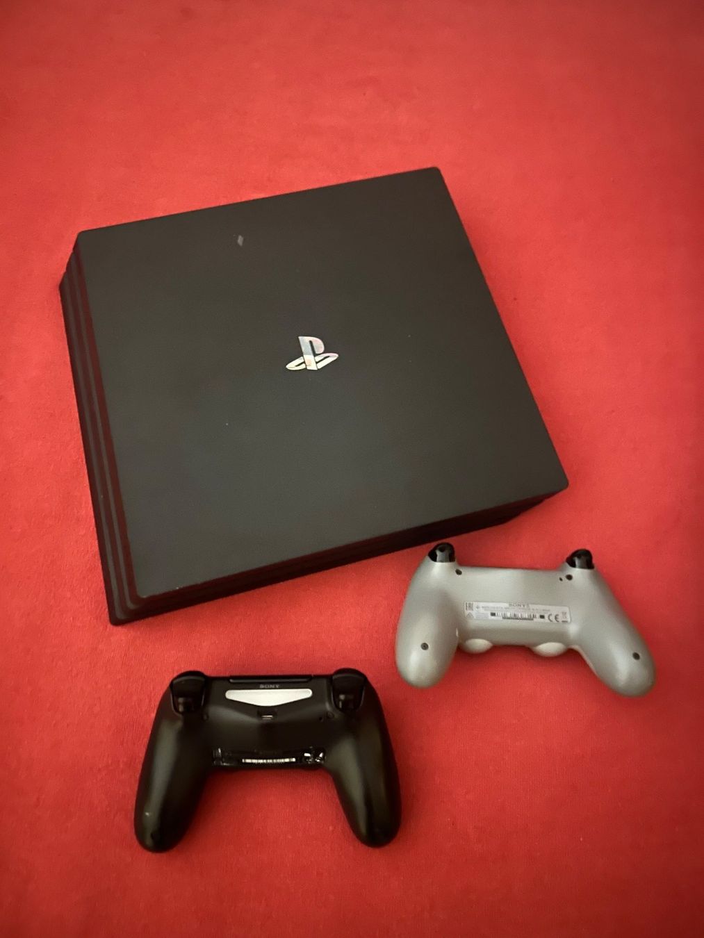 Sony Konsolen: Playsation 4 pro, 2 Controller, FIFA24 Game – Gebraucht aus Gelterkinden von jeg85 2